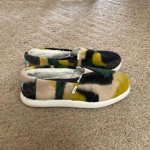 Soft lined,fuzzy,comfy TOMS slip ons. Barely worn. Size 10